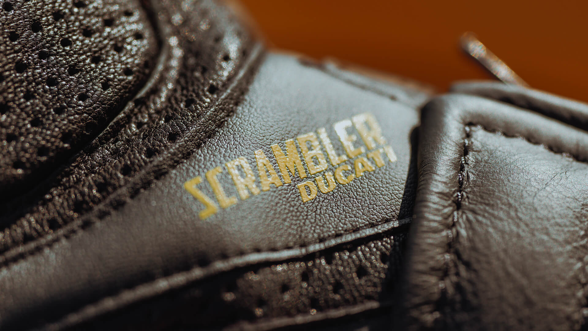 scrambler-ducati-1100-tribute-pro-apparel-gallery-03